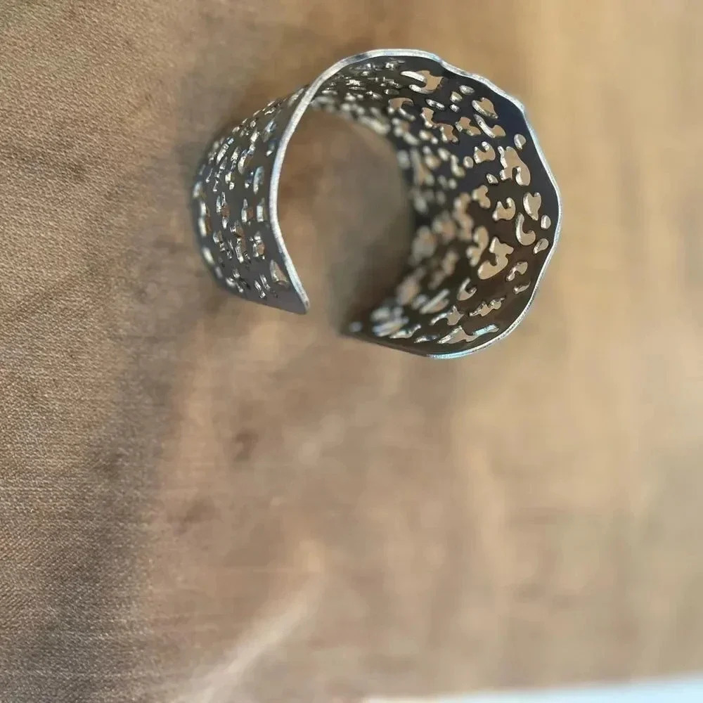 Matte silver cuff bracelet - Picture 8 of 9